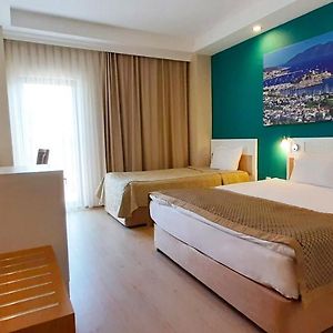 Großes Zimmer mit Kingsize-Bett